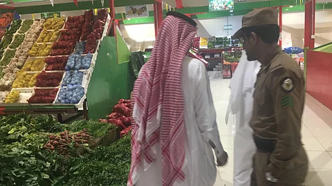اللجان التفتيشية تنفذ حملاتها لرقابة توطين أسوق الخضار والفواكه بـ"جازان"