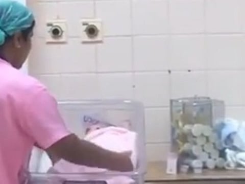 "صحة جازان" تعلن فصل الممرضة معنّفة طفل "حضانة أبو عريش"