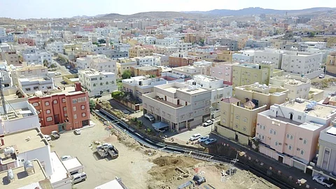 أمانة عسير تنهي مشاريع درء أخطار السيول وتصريف مياه الأمطار بحي الموظفين