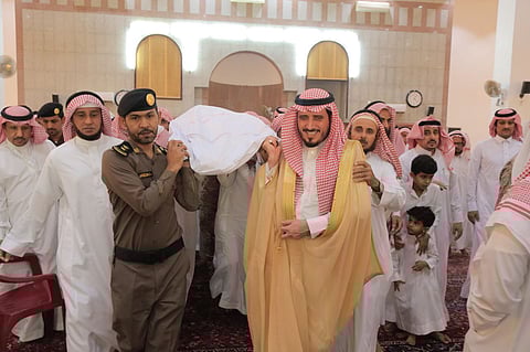 "محافظ بارق" ينقل تعازي القيادة لذوي الشهيد الجندي أول "حسين الشهري"