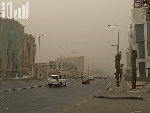 "الأرصاد": رياح سطحية مُثيرة للأتربة على الشرقية والرياض ونجران ومكة والمدينة