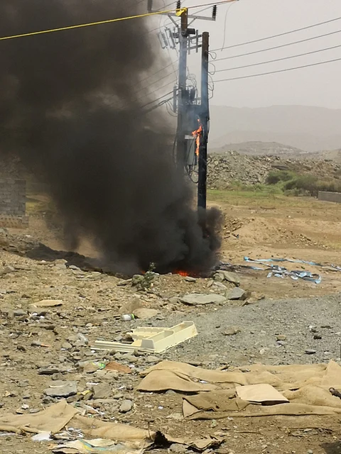 شاهد.. حريق هائل بمحول يفصل الكهرباء عن مشتركين بمحايل و"المدني" يسيطر