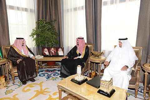 أمير عسير يستقبل مدير عام البريد السعودي بالمنطقة