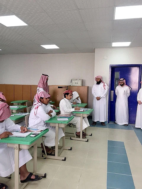 مدير تعليم الأفلاج يتابع سير الدراسة الصيفية بثانوية الملك عبدالله