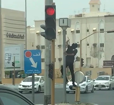 أمن جدة يطيح بمهشم كاميرا "ساهر" في إشارة حي الصفا