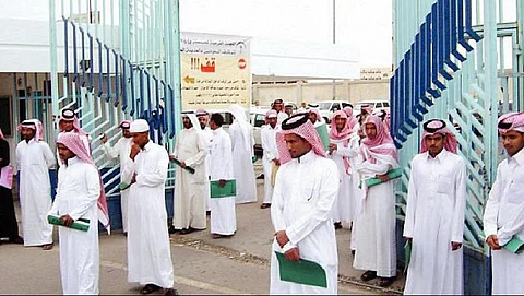 في مفاجأة مثيرة.. مستشار قانوني: المفصولون بسبب المادة 77 من حقهم العودة لعملهم