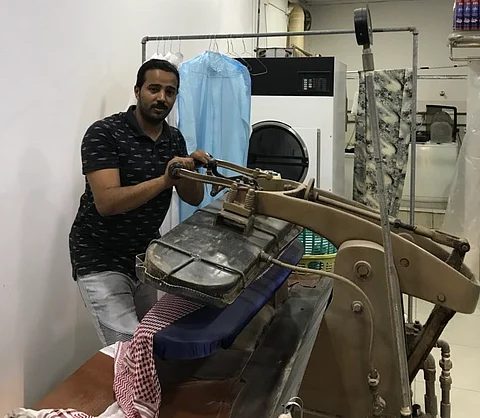 مواطن يتمرد على المألوف ويعمل في "مغسلة ملابس".. ويؤكد: "الخجل والخوف لا يصنعان المال"