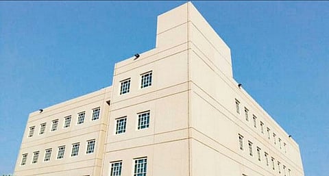 الكلية الجامعية بأضم بلا حراس أمن .. وأولياء أمور: بناتنا في خطر