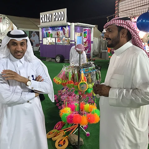 الهاشم يستطلع آراء زوار مهرجان "صيف نجران 39"