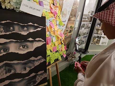 فنانة شابة تُجسد في لوحة صفات القوة والطموح والحزم والعزم في عيني ولي العهد