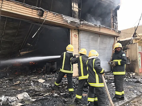"المدني" ينجح في إخماد حريق مستودع المخواة.. والمحققون يباشرون البحث عن الأسباب
