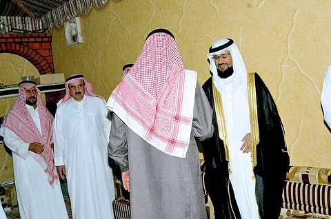 محافظ القريات المكلف يتقدم المصلين على جثمان الشهيد "العنزي"
