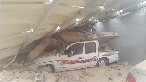 انهيار صخري يطمر سيارتين بـ"باطن بحر أبو سكينة"