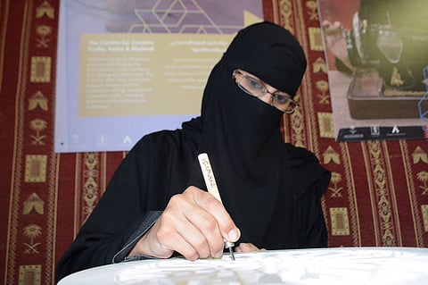 نماذج استوقفت الزوار.. المرأة السعودية تكسر احتكار الحرف بسوق عكاظ 12