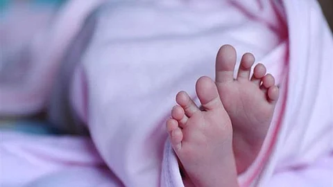 مواطن يعثر على رضيع متوفَّى بصندوق خشبي قُرب مسجد بجدة