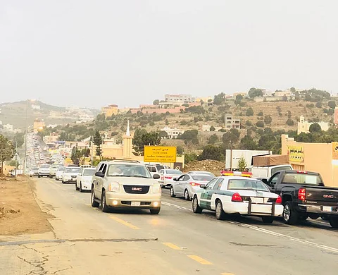 مرور عسير يتوعد السائقين المتهورين على طريق السودة بإيقاف خدماتهم
