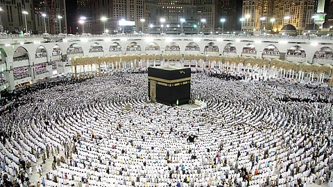 السعودية تستقبل القطريين عند كسرهم حواجز منع "الحج" التي وضعتها حكومتهم
