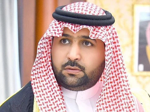 نائب أمير جازان ينقل تعازي القيادة لذوي الشهيد "عواجي"