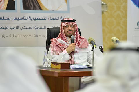 أمير الحدود الشمالية يدعو الشباب للنهوض بمسؤولياتهم