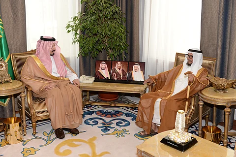 أمير عسير يستقبل "آل جلدة" المتنازل عن قاتل ابنه