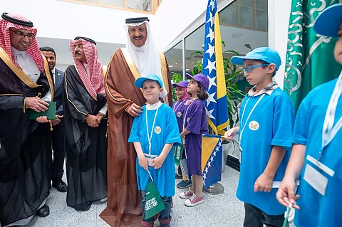 استوقفه.. ماذا فعل هذا الطفل البوسني ليتلقى إعجاب "سلطان بن سلمان"؟