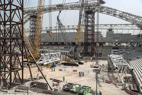 صحيفة فرنسية: 4 آلاف عامل معرضون لخطر الهلاك بقطر قبل حلول كأس العالم 2022