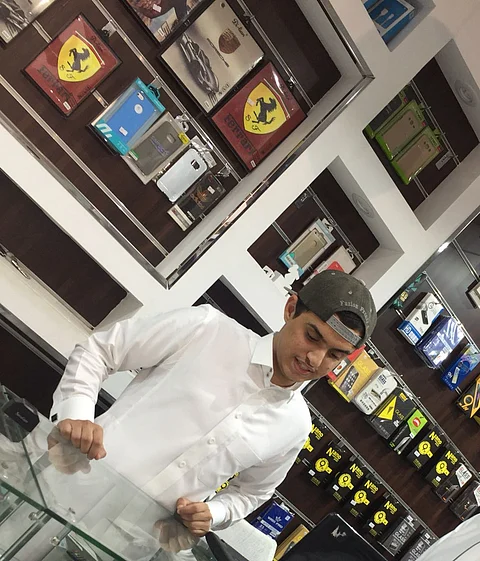 المخواة.. قصص نجاح شباب سعودي في صيانة وبيع الهواتف الذكية