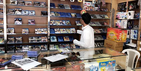 حملة تُطيح بـ200 مخالفة في منافذ الألعاب الإلكترونية بالمدينة