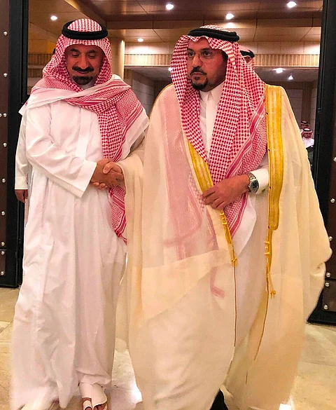 في منزله بالرياض .. "أمير نجران" يستقبل المعزين في وفاة والدته