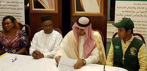 "إغاثي الملك سلمان" يسلّم دفعة المساعدات الثانية لـ "بوركينا فاسو"