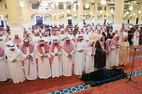 أمير الرياض بالنيابة يؤدي صلاة الميت على والدة ناصر بن سعود