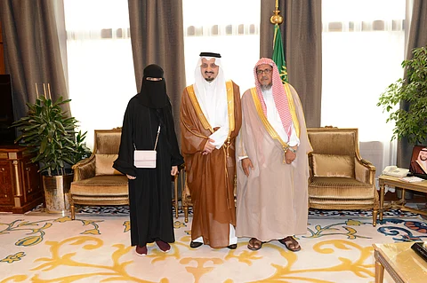 أمير عسير يلتقي سفيرة محاربي السرطان "شريفة الحقباني"