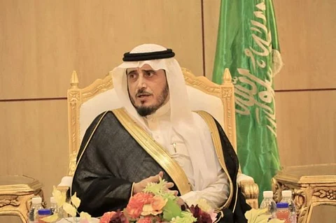 محافظ بارق يتقدم المصلين على الشهيد "البارقي" وينقل تعازي القيادة