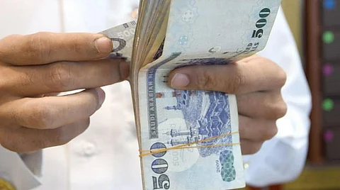 صرف رواتب الشهر الحالي غداً.. ورواتب الشهر القادم يوم عودة الموظفين بعد إجازة العيد