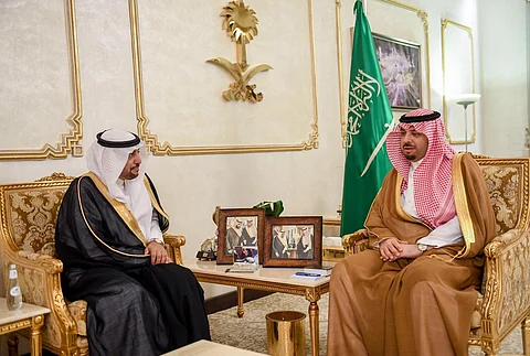 أمير منطقة الحدود الشمالية يكرم مدير الشرطة ورئيس النيابة السابقين