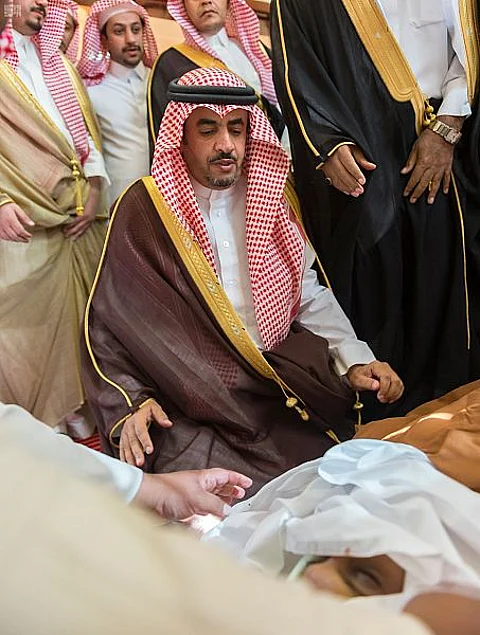 وكيل إمارة الباحة ينقل تعازي خادم الحرمين وولي عهده لذوي "الشهيد الخزمري"