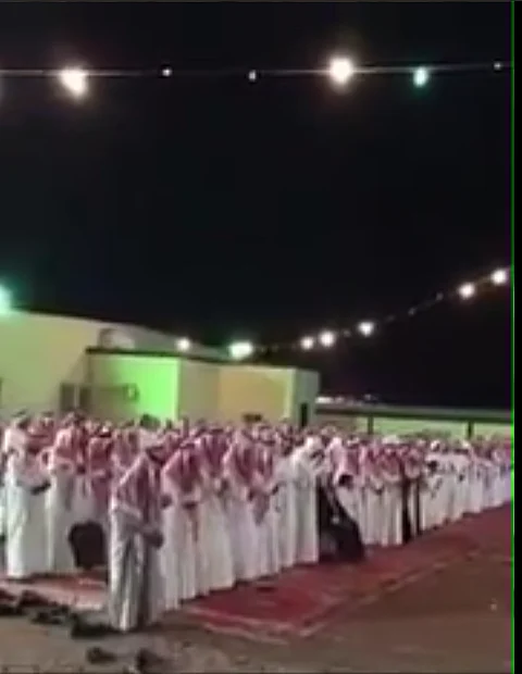 شاهد .. عريس بحائل يلغي فعاليات بحفل زواجه ويقيم صلاة الخسوف