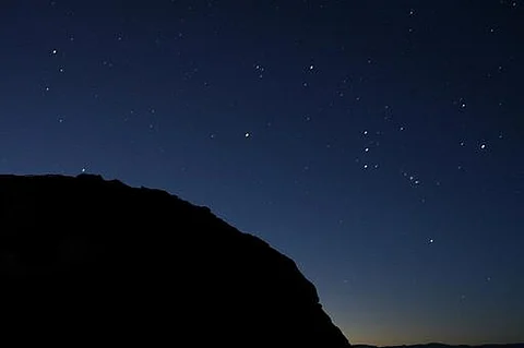نجوم الجوزاء ومجرة درب التبانة تزيّن سماء الوطن العربي اليوم