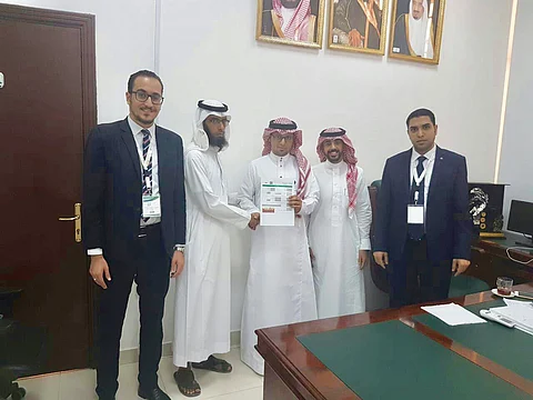 بلدية المليساء بجدة تسلّم أول رخصة إلكترونية بالمحافظة