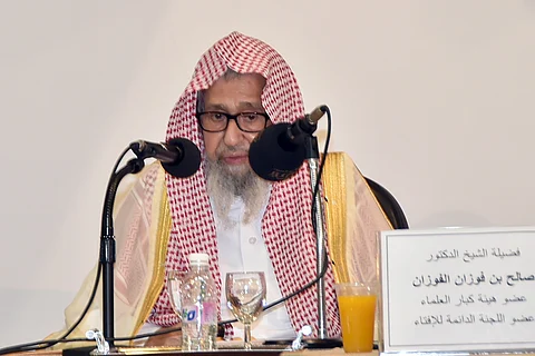 "الفوزان": كيف يضيع الإنسان الصلاة وهي رأس ماله وعمود إسلامه؟