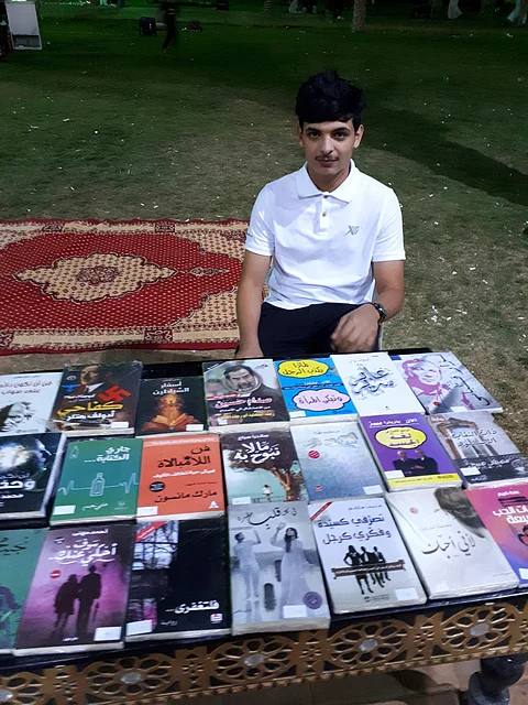 شاهد.. "شاب" يبيع الكتب بمنتزه النخيل في سكاكا