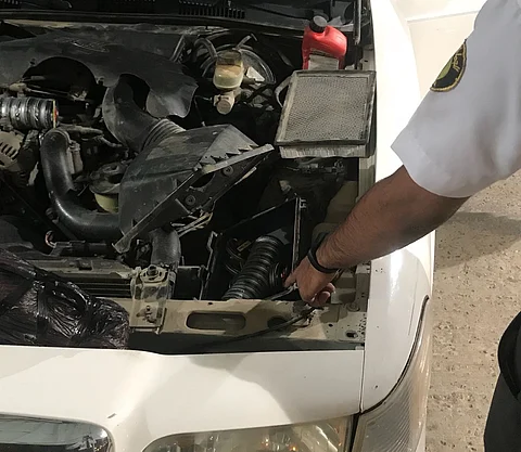 شاهد.. الجمارك تحبط محاولتين لتهريب 75 ألف طلقة و 250 ألف ريال سعودي في حالة عمار