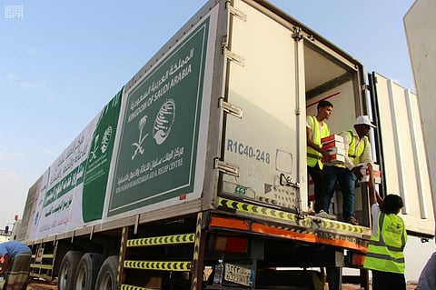 "إغاثي الملك سلمان" يوزع 2500 وجبة غذائيّة للحجاج اليمنيين المقبلين من منفذ الوديعة