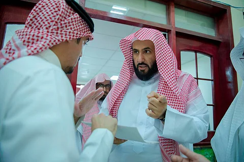 "الصمعاني" يُطلق برنامج "ناجز" ويتفقّد خدمة المستفيدين في محاكم الأحساء