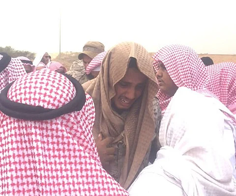لحظات وداع الشهيد.. زميله متأثراً بفراقه وكلمات مبكية عند القبر