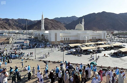 استدعاء لمعركة خالدة.. حجاج في مقبرة الـ70 صحابياً وساحة شهداء أُحد "صور"