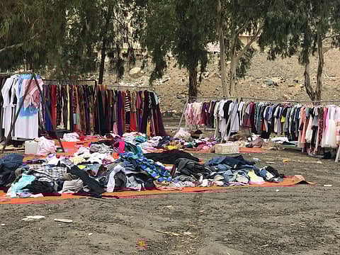 شاهد.. نساء بالطائف يحولنَ حديقة سوقًا لبيع الملابس المُستعملة