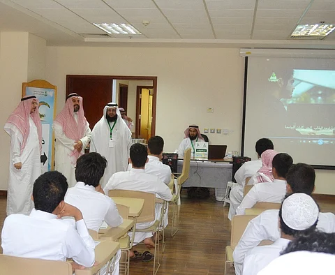 وكيل جامعة المؤسس يتفقد سير آلية القبول بفرع رابغ