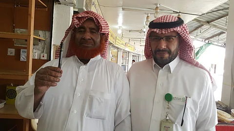 بالصور .. فرع "النقد" بأبها يوزع أجهزة الكشف عن العملات المزيفة على المحلات التجارية