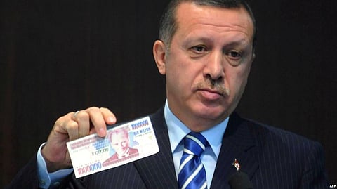 ضحك حتى الثمالة.. "من لم يحمِ الليرة كيف يحمي مكة " تقصف جبهة "أردوغان"